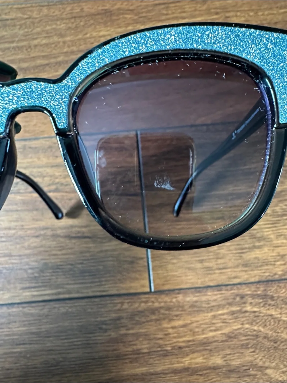 🕶️🕶️Women's Black Sunglasses with Silver Glitter Top Accent🕶️🕶️